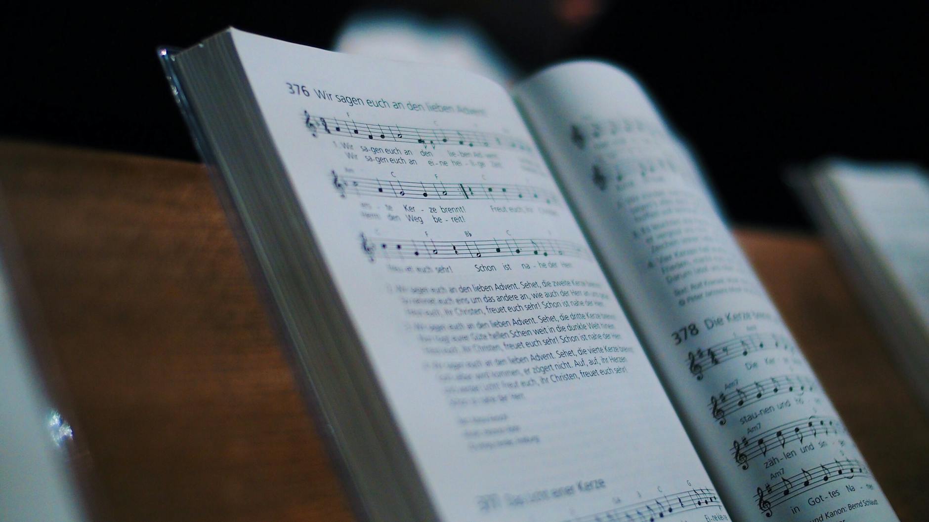 進撃の巨人OPとは?作品の世界観を象徴するオープニング曲